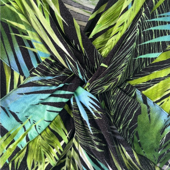 Soft and stretchy tropical vibes - Picture 2 of 3